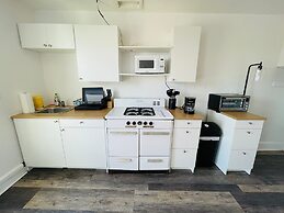 Charming 1BR Apartment Near Train Station