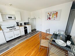 Charming 1BR Apartment Near Train Station