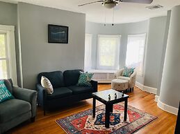 Charming 1BR Apartment Near Train Station