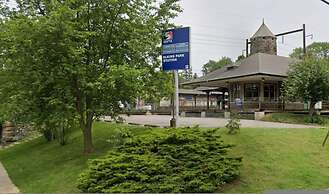 Charming 1BR Apartment Near Train Station