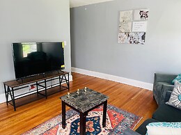 Charming 1BR Apartment Near Train Station