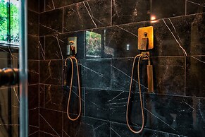 Sinatra Fun 5BD Home Huge Pool Game Room