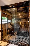 Sinatra Fun 5BD Home Huge Pool Game Room