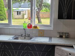 Charming Luton Apartment Retreat