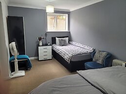Charming Luton Apartment Retreat