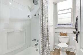 13 Mi to Buffalo: Cozy Apartment in Depew!