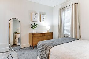 13 Mi to Buffalo: Cozy Apartment in Depew!