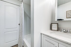 13 Mi to Buffalo: Cozy Apartment in Depew!