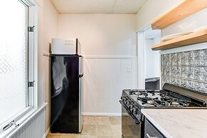 13 Mi to Buffalo: Cozy Apartment in Depew!