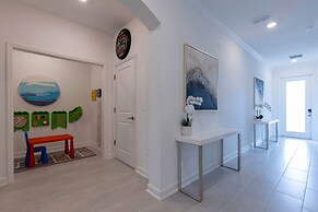 Luxury 6BR Villa w Pool Jacuzzi Fun in Orlando