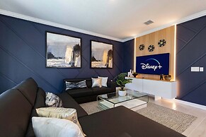 Luxury 6BR Villa w Pool Jacuzzi Fun in Orlando