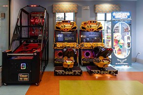 Luxury 6BR Villa w Pool Jacuzzi Fun in Orlando