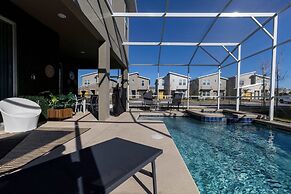 Luxury 6BR Villa w Pool Jacuzzi Fun in Orlando