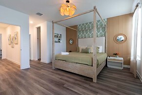 Luxury 6BR Villa w Pool Jacuzzi Fun in Orlando