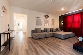 Luxury 6BR Villa w Pool Jacuzzi Fun in Orlando