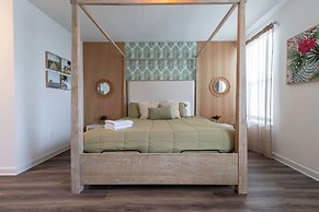 Luxury 6BR Villa w Pool Jacuzzi Fun in Orlando