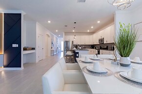 Luxury 6BR Villa w Pool Jacuzzi Fun in Orlando