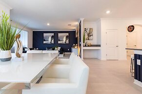 Luxury 6BR Villa w Pool Jacuzzi Fun in Orlando