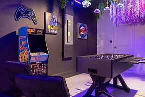 Luxury 6BR Villa w Pool Jacuzzi Fun in Orlando