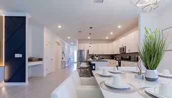 Luxury 6BR Villa w Pool Jacuzzi Fun in Orlando