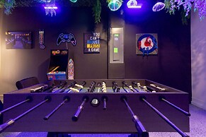 Luxury 6BR Villa w Pool Jacuzzi Fun in Orlando