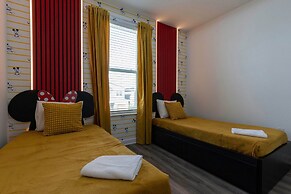 Luxury 6BR Villa w Pool Jacuzzi Fun in Orlando