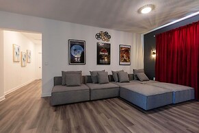 Luxury 6BR Villa w Pool Jacuzzi Fun in Orlando