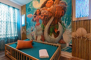 Luxury 6BR Villa w Pool Jacuzzi Fun in Orlando