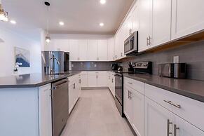 Luxury 6BR Villa w Pool Jacuzzi Fun in Orlando