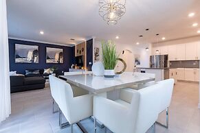 Luxury 6BR Villa w Pool Jacuzzi Fun in Orlando