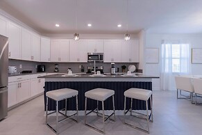 Luxury 6BR Villa w Pool Jacuzzi Fun in Orlando