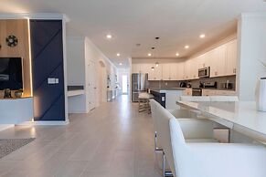 Luxury 6BR Villa w Pool Jacuzzi Fun in Orlando