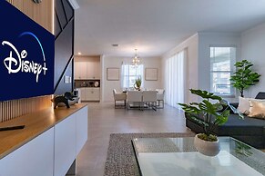 Luxury 6BR Villa w Pool Jacuzzi Fun in Orlando