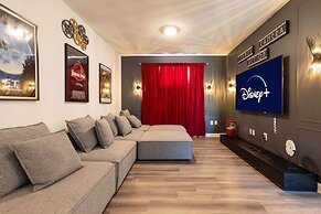 Luxury 6BR Villa w Pool Jacuzzi Fun in Orlando