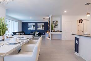 Luxury 6BR Villa w Pool Jacuzzi Fun in Orlando