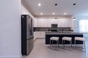 Luxury 6BR Villa w Pool Jacuzzi Fun in Orlando