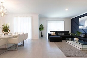 Luxury 6BR Villa w Pool Jacuzzi Fun in Orlando