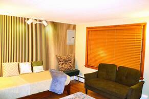 Red 4 Apartment - Experience the Comfort of This Charming