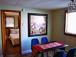 Red 4 Apartment - Experience the Comfort of This Charming