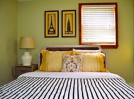 Red 4 Apartment - Experience the Comfort of This Charming