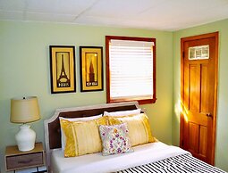 Red 4 Apartment - Experience the Comfort of This Charming