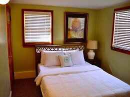 Red 4 Apartment - Experience the Comfort of This Charming