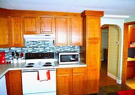 Red 4 Apartment - Experience the Comfort of This Charming