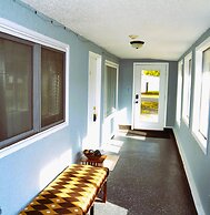 Red 4 Apartment - Experience the Comfort of This Charming