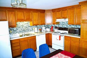 Red 4 Apartment - Experience the Comfort of This Charming