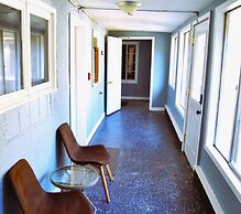 Red 4 Apartment - Experience the Comfort of This Charming