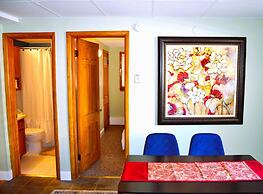 Red 4 Apartment - Experience the Comfort of This Charming