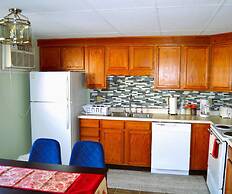 Red 4 Apartment - Experience the Comfort of This Charming