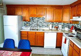 Red 4 Apartment - Experience the Comfort of This Charming