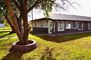 Red 4 Apartment - Experience the Comfort of This Charming